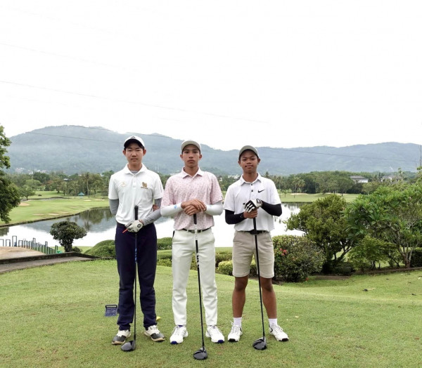 Phuket Country Club nbsp 3 คน ผู้คนกำลังตีกอล์ฟ สนามกอล์ฟ และ ข้อความ เหลืออีก 10 รายการ