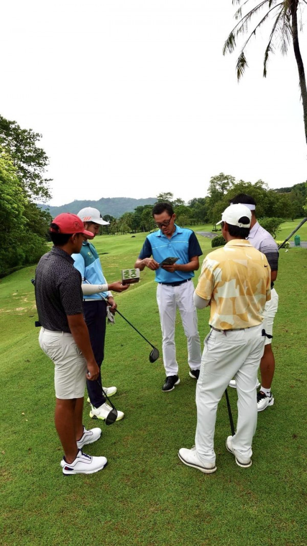 Phuket Country Club nbsp 3 คน ผู้คนกำลังตีกอล์ฟ สนามกอล์ฟ และ ข้อความ