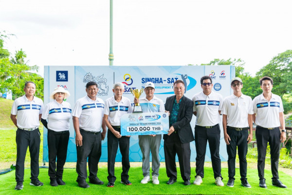 Blue Sapphire Golf and Resort nbsp 9 คน ผู้คนกำลังตีกอล์ฟ ผู้คนกำลังเล่นเทนนิส และ ข้อความ